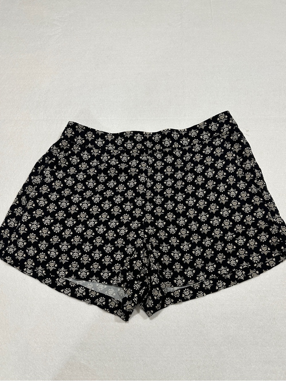 Old Navy Black Floral Pattern Women's Shorts, Elastic in Back, L